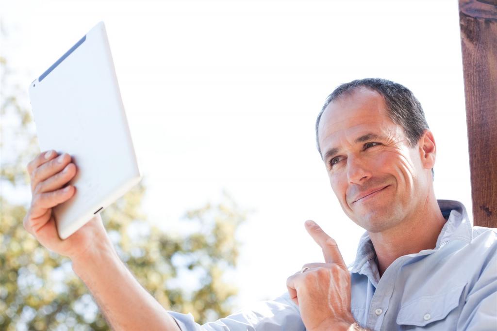 Mann mit Tablet in der Hand