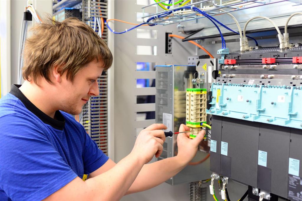 Elektriker am Stromkasten