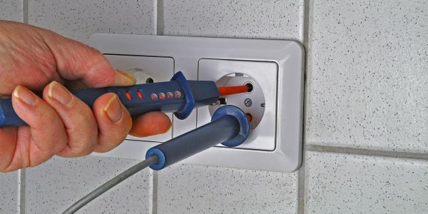 Steckdose wird geprüft auf Funktionalität